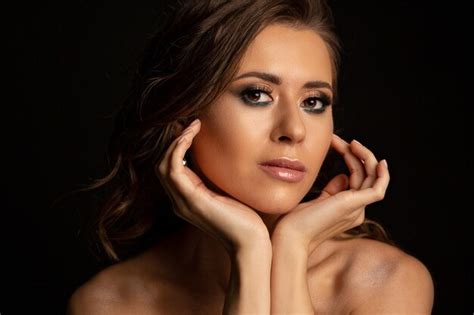 Premium Photo Dramatic Portrait Of A Glamor Brunette Tanned Model