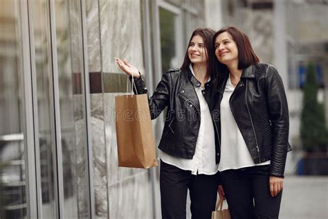 Madre Con Hija Adulta Con Bolsa De Compra En Una Ciudad Imagen De