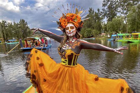 D A De Muertos En Xochimilco Tour A Bordo De Trajinera Viajeras Ever