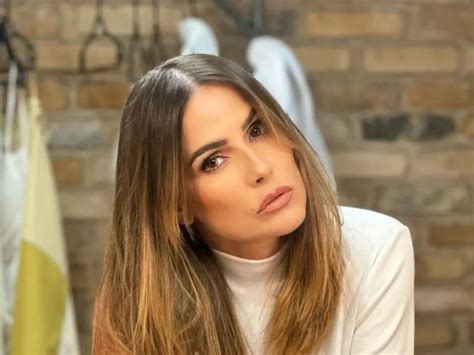 Deborah Secco Empina O Bumbum De Fio Dental E Aglutina Elogios Por