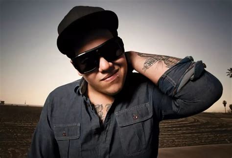 Rome Ramirez (Sublime With Rome) performs “Oz Of Love” acoustic