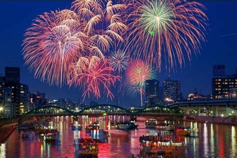 隅田川花火大会をゆったり芝生に寝転がって眺める東京ソラマチ屋上にウォーカープラス限定プレミアムシート画像1 17 花火大会2024