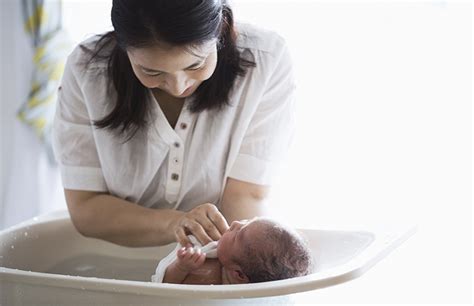 How To Safely Bathe Your Newborn Simple Steps For Baby S First Bath