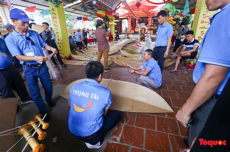 Màn thi đấu gay cấn tại lễ hội thi thả diều ngàn năm tuổi ở làng Bá