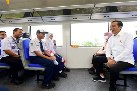 Foto Presiden Dan Ibu Iriana Jajal Kereta Pertama Di Pulau Sulawesi