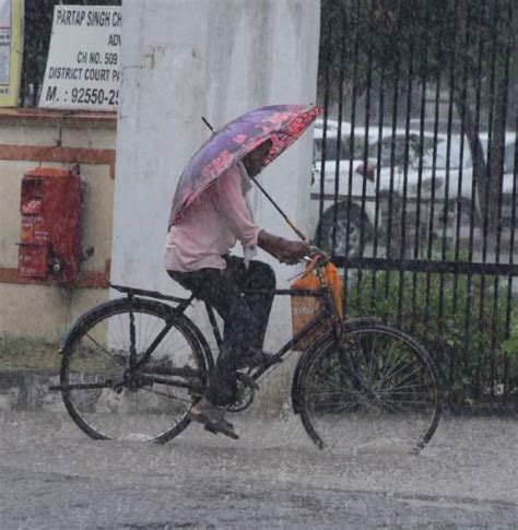 मानसून की पहली बारिश में ही डूबा शहर निर्माणाधीन सड़कें बनी मुसीबत