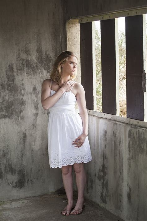 Belle Jeune Femme Blonde Avec La Robe Blanche Photo Stock Image Du Bandeau Longtemps 29369654