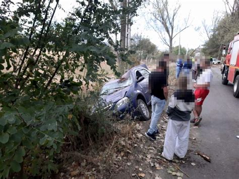 Accident rutier la Dârmăneşti provocat de un copac doborât de vânt