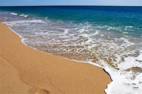 Bela paisagem na costa da praia e ondas do mar contra o fundo do céu