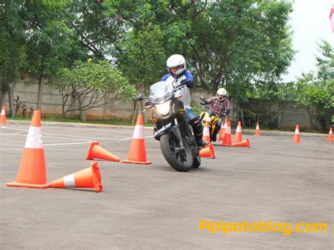 Pelatihan Safety Riding Honda Wahana Cewek Juga Ada Yang Latihan Pake