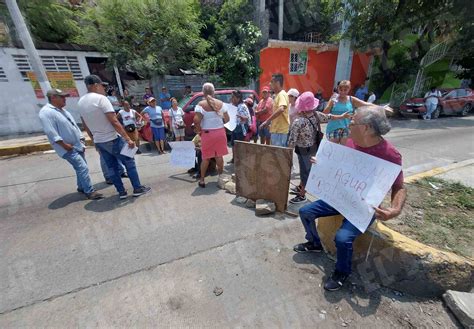 Bloquean Vecinos La Avenida Ruiz Cortines Para Exigir Agua El Sur