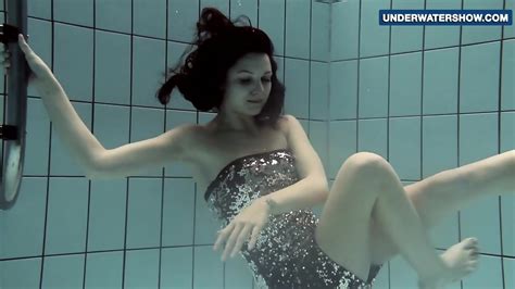 Flashing Bright Tits Underwater Makes Everyone Horny