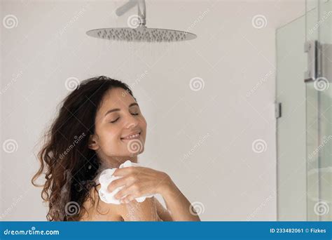 Jeune Belle Femme Laver Dans La Douche Avec Linge Image Stock Image