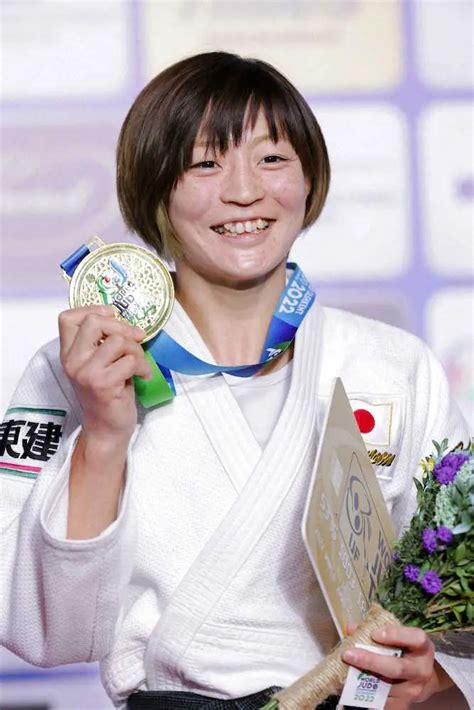 柔道の世界選手権女子48キロ級で2連覇を果たし、金メダルを手に笑顔の角田夏実 ― スポニチ Sponichi Annex スポーツ