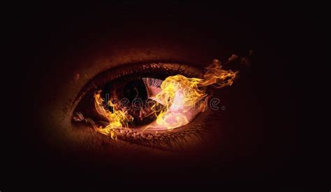 Imagen Macro Del Ojo Humano Con Llamas De Fuego Imagen De Archivo