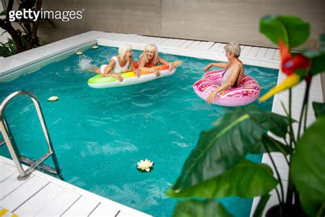Cheerful mature women swimming in the pool 이미지 1175024746 게티이미지뱅크