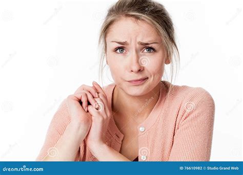 Unschuldige Junge Blonde Frau Mit Ihren Händen Zusammen Traurig Sind Stockfoto Bild von