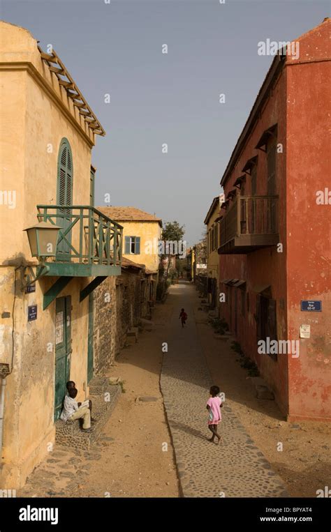 Maisons coloniales l île de Gorée au Sénégal Photo Stock Alamy