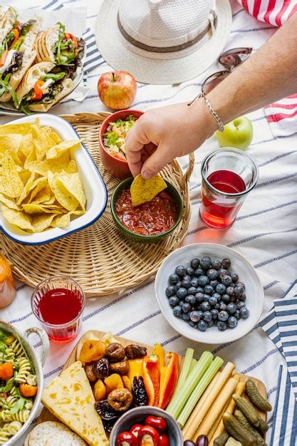 Pique Nique D T Avec Amuse Gueules Et Fruits Frais Photo Gratuite