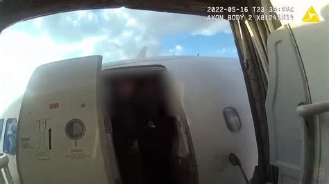 Video Cleveland Police Go On Plane For Enraged Passenger Fox 8