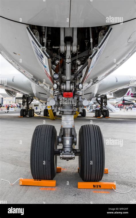 Nose Gear Hi Res Stock Photography And Images Alamy