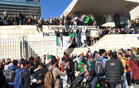 Etudiants Pugnacit Et Pacifisme La Devise Des Marcheurs Le Jeune