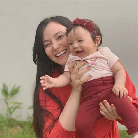 10 Potret Ceria Baby Chloe Saat Digendong Asmirandah Gemas