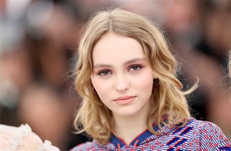 Лили-Роуз Депп продемонстрировала пляжное фото топлес - 24СМИ