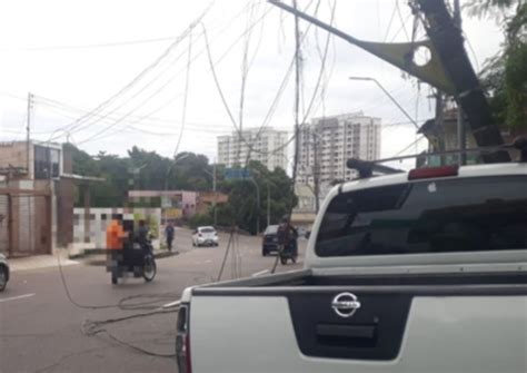 Caos Carro atinge poste e destrói fiação em avenida de Manaus