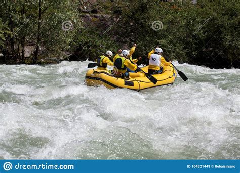 Equipo De Rafting Femenino Imagen De Archivo Editorial Imagen De