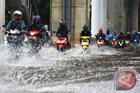 Sejumlah Jalan Di Jakarta Tergenang Akibat Hujan Deras Antara News