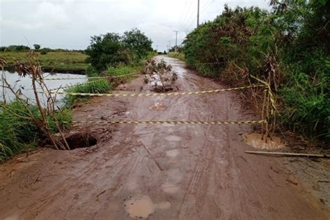 Defesa Civil Interdita Trecho De Estrada Pr Ximo Ao Canal Das Flechas