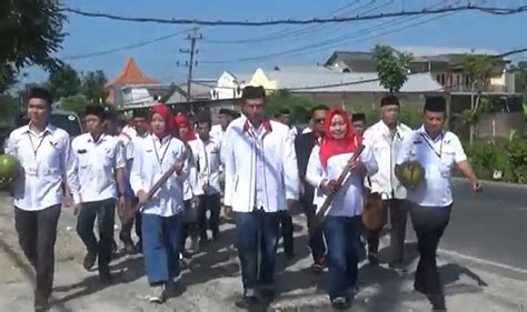 Daftarkan Bacaleg Ke KPU Partai Perindo Bojonegoro Bawa Kelapa Dan