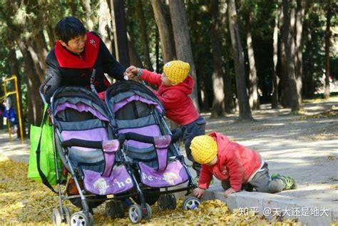 双胞胎一个随母姓：孩子第一天上幼儿园就哭着回家 知乎