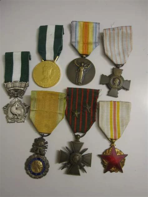 LOT DE 7 médailles décorations Militaire armée Française dont 1