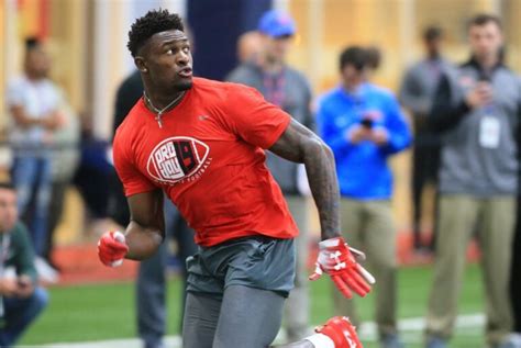 Dk Metcalf Height And Weight Measurement In Meters Feet Kg And Ibs