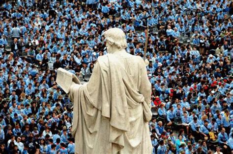 Piazza San Pietro Mila Scout Abbracciano Papa Francesco