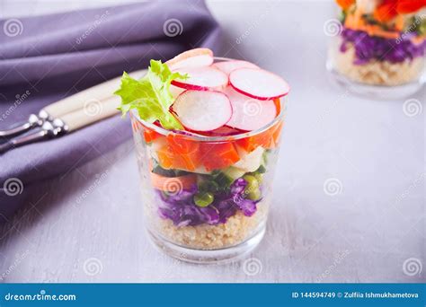 Salada Fresca Saud Vel No Copo Couve Vermelha Tomate Quinoa