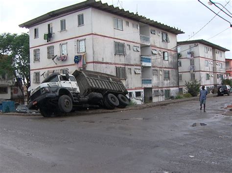 G1 Motorista Erra Na Manobra E Caçamba Atinge Residência Em Salvador