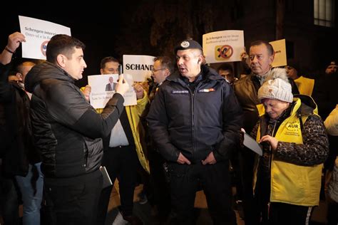 Protest De Amploare N Fa A Sediului Ambasadei Austriei De La Bucure Ti