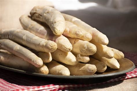 Como Limpiar Y Cocer Esp Rragos Blancos Frescos En Casa La Cocina De