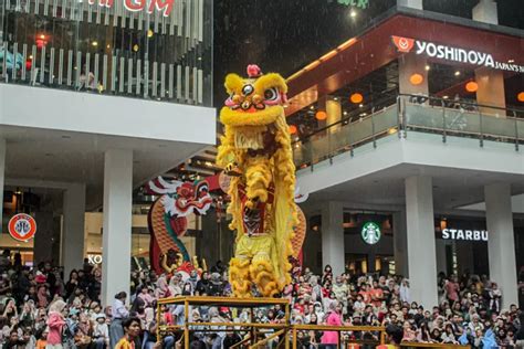 Pertunjukan Barongsai Di Mall Cihampelas Walk Kota Bandung Foto Ayo