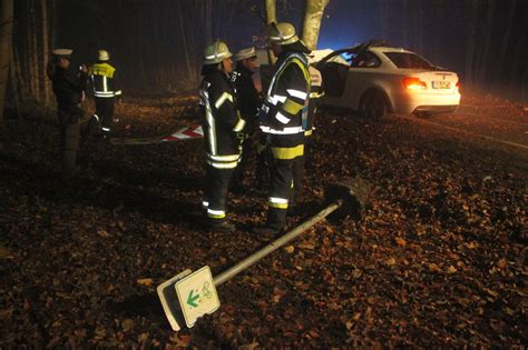 Unfall In Perchting BMW Fahrer Weicht Reh Aus Und Kracht Gegen Baum