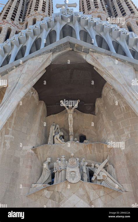 Les statues sur la façade extérieure de la basilique de la Sagrada