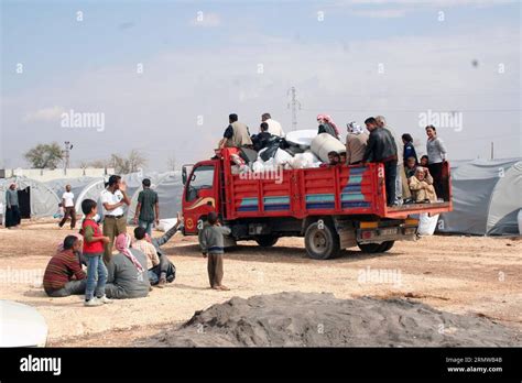 Syrisch Kurdische Fl Chtlinge Sind An Der T Rkisch Syrischen Grenze In