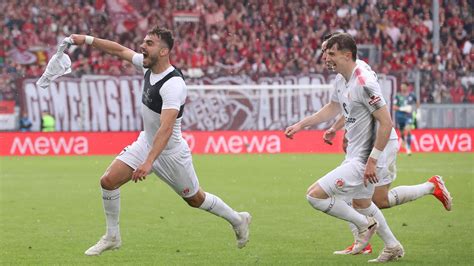 FC St Pauli krönt sich gegen SV Wehen Wiesbaden zum Zweitliga Meister