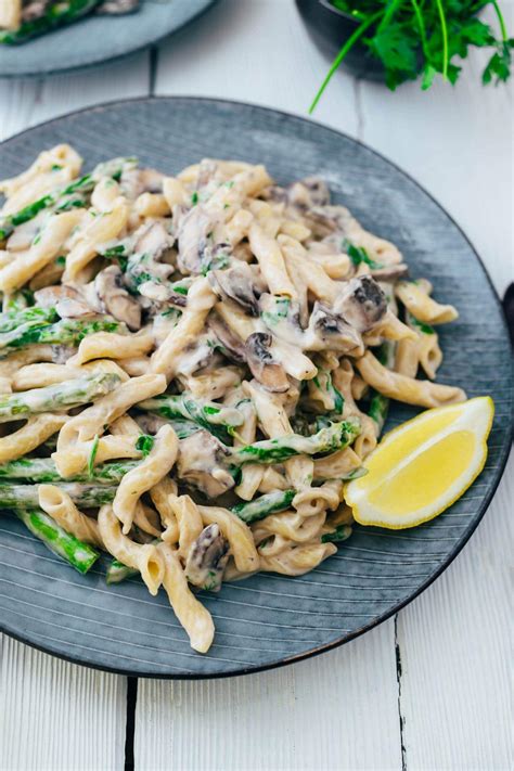 Cremige Pasta mit grünem Spargel und Champignons 30 Min