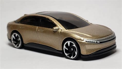 Машинка Базова Hot Wheels Lucid Air Factory Fresh 1 64 HKJ29 Gold купити в інтернет магазині