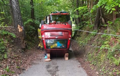 Bartkowa Posadowa Auto dachowało na wąskiej gminnej drodze