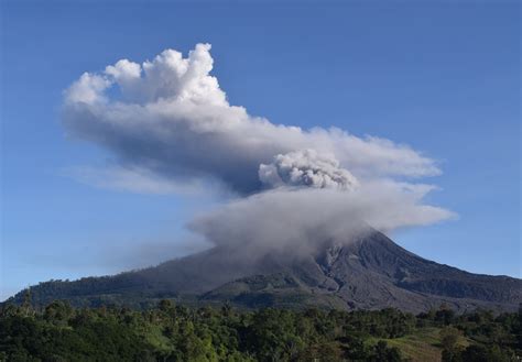 Indonesias Sinabung Volcano Spews New Cloud Of Ash Daily Sabah